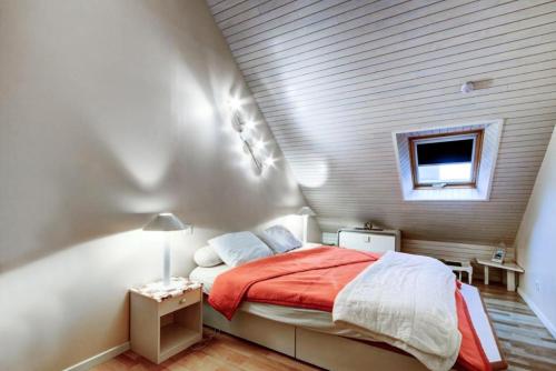 une chambre avec un lit avec une couette rouge dans l'établissement Résidence Port du Crouesty - maeva Home - Appartement 3 pièces 5 personnes - Budget MAE-2144, à Arzon