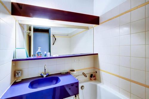 une salle de bain avec un lavabo bleu et un miroir dans l'établissement Résidence Port du Crouesty - maeva Home - Appartement 3 pièces 5 personnes - Budget MAE-2144, à Arzon
