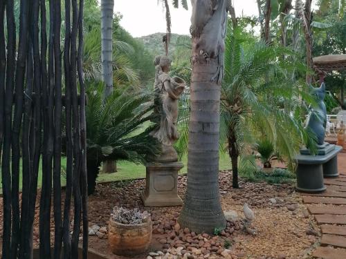 Jardín al aire libre en Kettle Guest Lodge Rustenburg