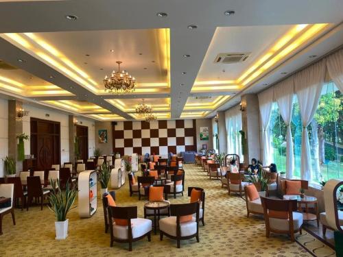 a restaurant with tables and chairs in a lobby at Ocean View Phan Thiết - Ocean Vista & SeaLink Mũi Né in Phan Thiet