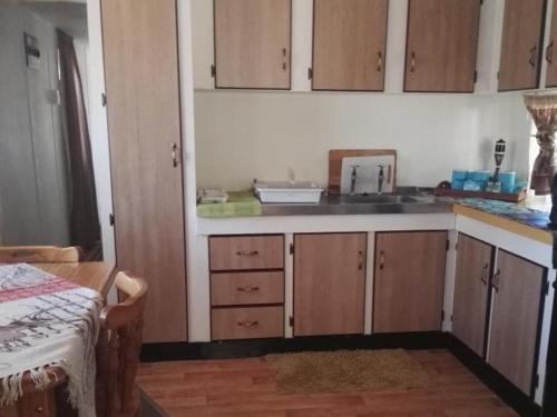 Una cocina o zona de cocina en Kettle Guest Lodge Rustenburg
