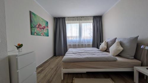 - une petite chambre avec un lit et une fenêtre dans l'établissement Schöne Wohnung Kerpen, à Kerpen