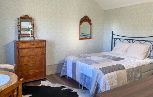 Llit o llits en una habitació de 2 Bedroom Awesome Home In Degerhamn