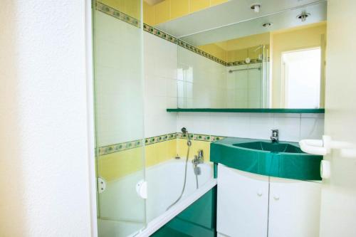 une salle de bain avec un lavabo et un miroir dans l'établissement Village Moliets - maeva Home - 2 Pièces 5 Personnes Confort MAE-2172, à Moliets-et-Maa