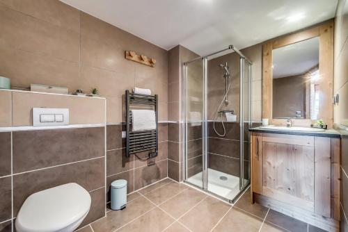 une salle de bain avec une douche, des toilettes et un lavabo dans l'établissement Résidence Les Balcons EtoilÉs - Appartement 4 au pied des pistes MAE-4144, à Champagny-en-Vanoise