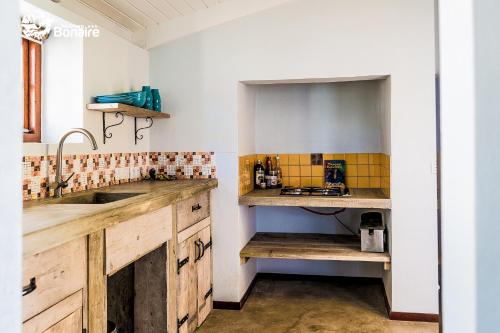 Una cocina o cocineta en Kas Hamaka