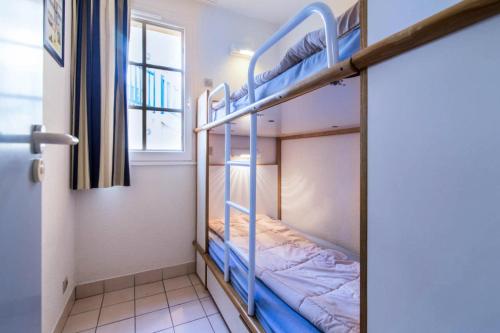 deux lits superposés dans une chambre avec fenêtre dans l'établissement Résidence Port Bourgenay - maeva Home - Appartement 2 pièces 7 personnes - Sélection MAE-2192, à Talmont-Saint-Hilaire