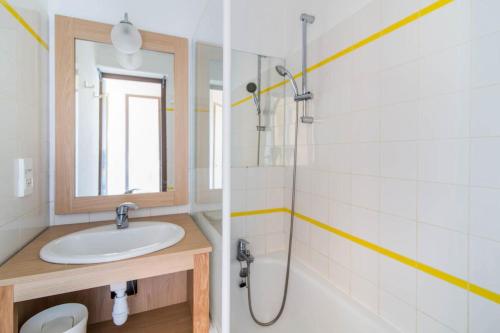 une salle de bain avec un lavabo et une douche dans l'établissement Résidence Port Bourgenay - maeva Home - Appartement 2 pièces 7 personnes - Sélection MAE-2192, à Talmont-Saint-Hilaire