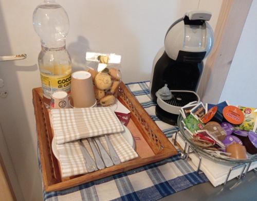 una mesa cubierta con una bandeja de comida y bebida en Pedibosco Orange en Calalzo