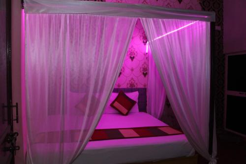 เตียงในห้องที่ Hotel New Agarwal