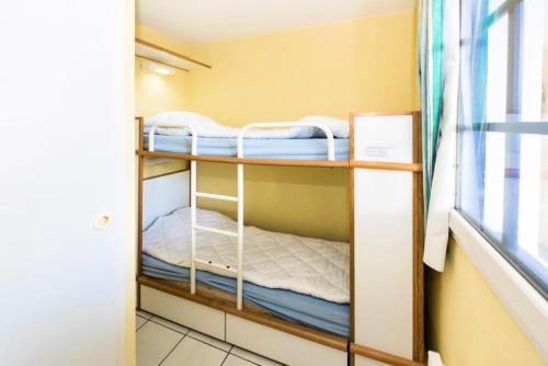 deux lits superposés dans une chambre avec fenêtre dans l'établissement Résidence Port Bourgenay - maeva Home - Appartement 2 Pièces 7 Personnes - Confort MAE-2206, à Talmont-Saint-Hilaire
