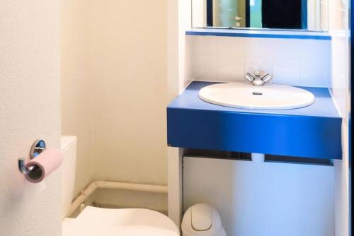 une petite salle de bain avec un lavabo et des toilettes dans l'établissement Résidence Port Bourgenay - maeva Home - Appartement 2 Pièces 7 Personnes - Confort MAE-2206, à Talmont-Saint-Hilaire