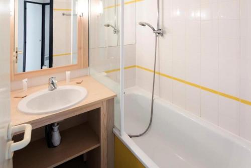 une salle de bain avec un lavabo, une douche et une baignoire dans l'établissement Résidence Port Bourgenay - maeva Home - 2 Pièces 4 Personnes Sélection MAE-2221, à Talmont-Saint-Hilaire