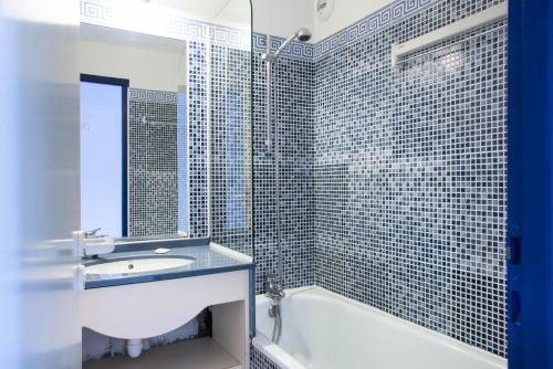 une salle de bain avec une baignoire, un lavabo et une douche dans l'établissement Résidence Port Bourgenay - maeva Home - Appartement 2 pièces 6 personnes en rez de jardin - Prestige - super Home MAE-2223, à Talmont-Saint-Hilaire