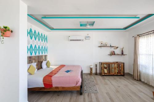 a bedroom with a bed in a room at Surfside Haven By JadeCaps 1BHK By Udupi Beach in Kōtatattu