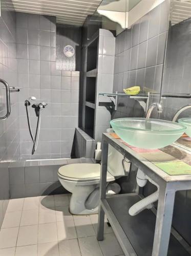 une salle de bain avec un lavabo et des toilettes dans l'établissement Mouss, à Valras-Plage