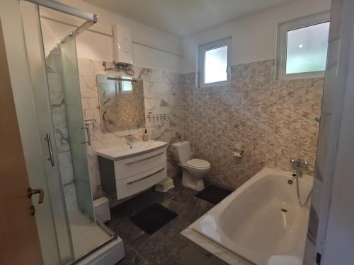La salle de bains est pourvue d'un lavabo, d'une baignoire et de toilettes. dans l'établissement Holiday Home Drescher, à Murter