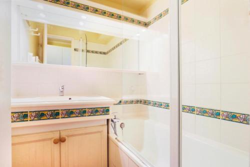 une salle de bain avec douche et lavabo dans l'établissement Village Pont Royal en Provence - maeva Home - Appartement 2 Pièces 7 Personnes Confort MAE-2253, à Mallemort