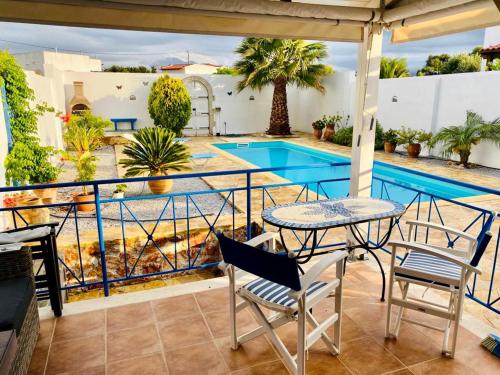 Kolam renang di atau dekat dengan Little House with private pool and garden - BY APOKORONAS VILLAS