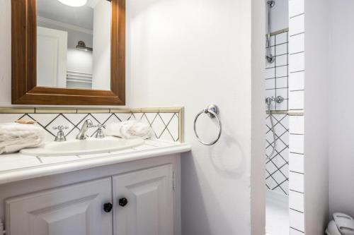 une salle de bain avec un lavabo, un miroir et une douche dans l'établissement Les Bastides aux Restanques du Golfe de St Tropez - maeva Home - Bastide 3 pièces 6 personnes avec splendide vue mer - Prestige - Super Home MAE-2257, à Grimaud