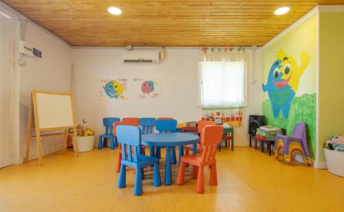 a room with a classroom with a table and chairs at Ilunion Sancti Petri in Chiclana de la Frontera
