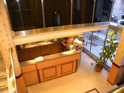 una vista aérea de una cocina con fregadero en Hotel Central Cordoba en Buenos Aires