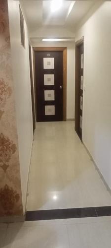 un couloir avec deux ascenseurs et deux portes dans l'établissement Hotel Anjali palace, à Ahmedabad