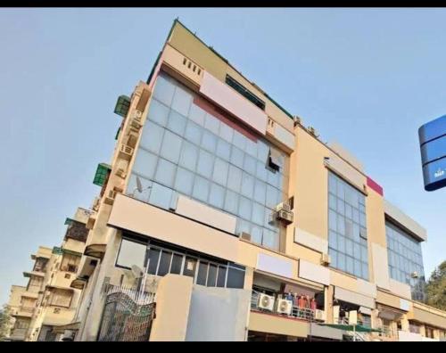 un grand bâtiment avec beaucoup de fenêtres dans l'établissement Hotel Anjali palace, à Ahmedabad
