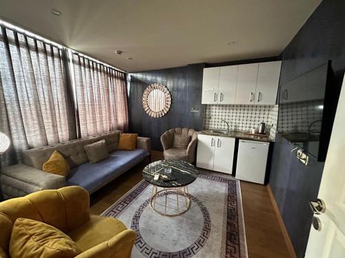 Lara Apartments في إسطنبول: غرفة معيشة مع أريكة وطاولة