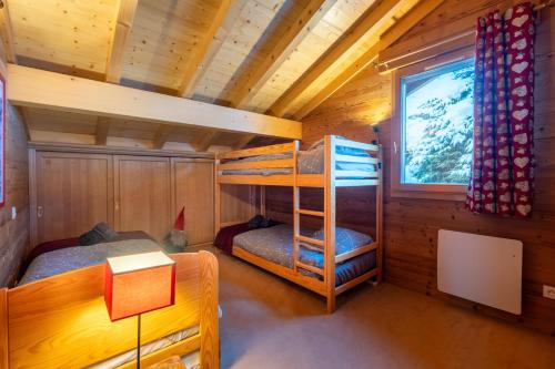 Pokój z 2 łóżkami piętrowymi w kabinie w obiekcie Cosymontagne - Le Chalet - 3Ch - 8 pers- Terrasse Sud, magnifique vue w mieście Clusaz