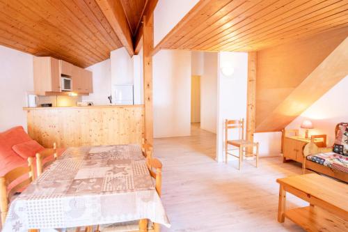 une grande chambre avec une table et une cuisine dans l'établissement Le Chalet Le Grand Air - CHALET LE GRAND AIR - APT03 MAE-9057, à Villarodin-Bourget