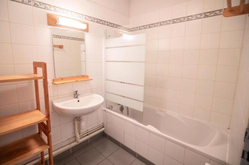 une salle de bain blanche avec un lavabo et une baignoire dans l'établissement Le Chalet Le Grand Air - CHALET LE GRAND AIR - APT03 MAE-9057, à Villarodin-Bourget