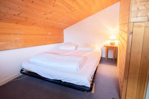 Cette petite chambre en bois comprend un lit. dans l'établissement Le Chalet Le Grand Air - CHALET LE GRAND AIR - APT03 MAE-9057, à Villarodin-Bourget