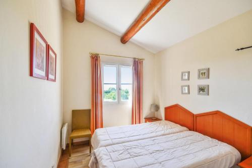 une chambre avec un lit et une fenêtre dans l'établissement Les Maisons de Pont Royal en Provence - maeva Home - Maison climatisée pour 8 Personnes avec jardin privatif et terrasse MAE-2283, à Mallemort