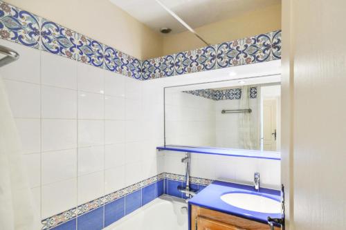 a bathroom with a sink and a mirror at Les Maisons de Pont Royal en Provence - maeva Home - Maison climatisée pour 8 Personnes avec jardin privatif et terrasse MAE-2283 in Mallemort