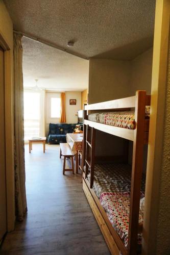 - une chambre avec 2 lits superposés et un salon dans l'établissement Résidence Rond Point I - studio 4/5 personnes MAE-1549, à Orcières