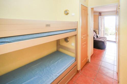 une chambre avec deux lits superposés dans une pièce dans l'établissement Les Issambres Corniche - maeva Home - Studio 4 Personnes Sélection MAE-2290, aux Issambres
