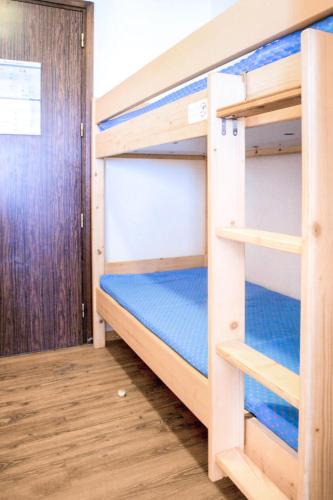 une chambre avec deux lits superposés dans l'établissement Résidence Promenade des Bains - maeva Home - Studio 4 Personnes - Confort MAE-2294, à Saint-Raphaël