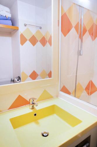 une salle de bain avec un lavabo et une douche dans l'établissement Résidence Promenade des Bains - maeva Home - Studio 4 Personnes - Confort MAE-2294, à Saint-Raphaël