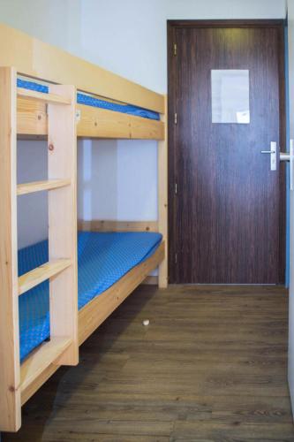 Cette chambre comprend 2 lits superposés et une porte. dans l'établissement Résidence Promenade des Bains - maeva Home - Studio 4 Personnes Confort MAE-2296, à Saint-Raphaël