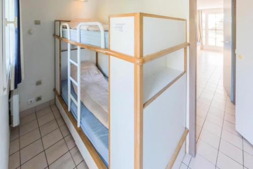 une petite pièce avec deux lits superposés dans l'établissement Résidence Port Bourgenay - maeva Home - Studio 4 Personnes - Sélection MAE-2301, à Talmont-Saint-Hilaire