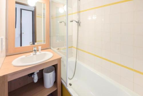 une salle de bain avec un lavabo, une douche et une baignoire dans l'établissement Résidence Port Bourgenay - maeva Home - Studio 4 Personnes - Sélection MAE-2301, à Talmont-Saint-Hilaire
