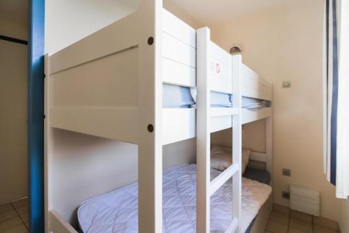 Ce lit superposé se trouve dans une petite chambre dotée de lits superposés. dans l'établissement Résidence Port Bourgenay - maeva Home - Studio 5 Personnes Sélection MAE-2311, à Talmont-Saint-Hilaire