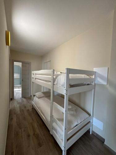 1 dormitorio con 2 literas en una habitación en Bernardoni en Bricherasio