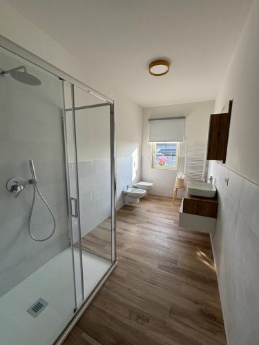 baño con 2 aseos y ducha acristalada en Bernardoni, en Bricherasio