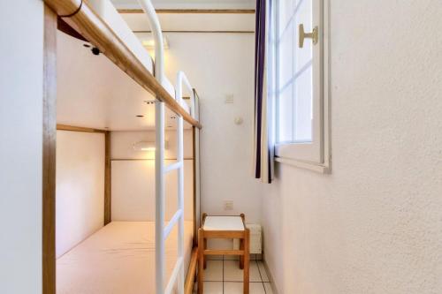 un escalier avec une chaise et une fenêtre dans l'établissement Résidence Port Bourgenay - maeva Home - Studio 4 Personnes Sélection 20, à Talmont-Saint-Hilaire