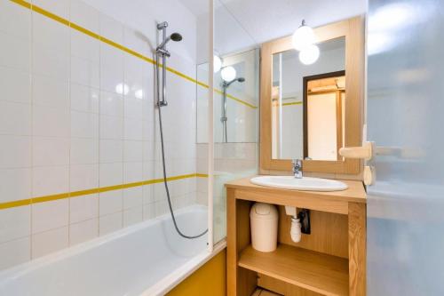 La salle de bains est pourvue d'un lavabo et d'une douche. dans l'établissement Résidence Port Bourgenay - maeva Home - Studio 4 Personnes Sélection 20, à Talmont-Saint-Hilaire