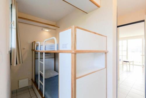 Ce lit superposé se trouve dans un dortoir doté d'une porte. dans l'établissement Résidence Port Bourgenay - maeva Home - Studio 5 Personnes Sélection MAE-2326, à Talmont-Saint-Hilaire