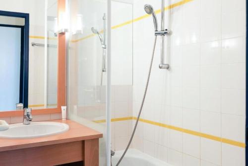 une salle de bain avec douche et lavabo dans l'établissement Résidence Port Bourgenay - maeva Home - Studio 5 Personnes Sélection MAE-2326, à Talmont-Saint-Hilaire
