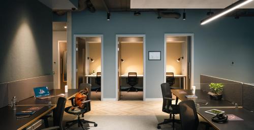 ein Büro mit Schreibtischen und Stühlen und ein Zimmer in der Unterkunft Luxury Apartment Cherrywood Dublin 18 in Dublin